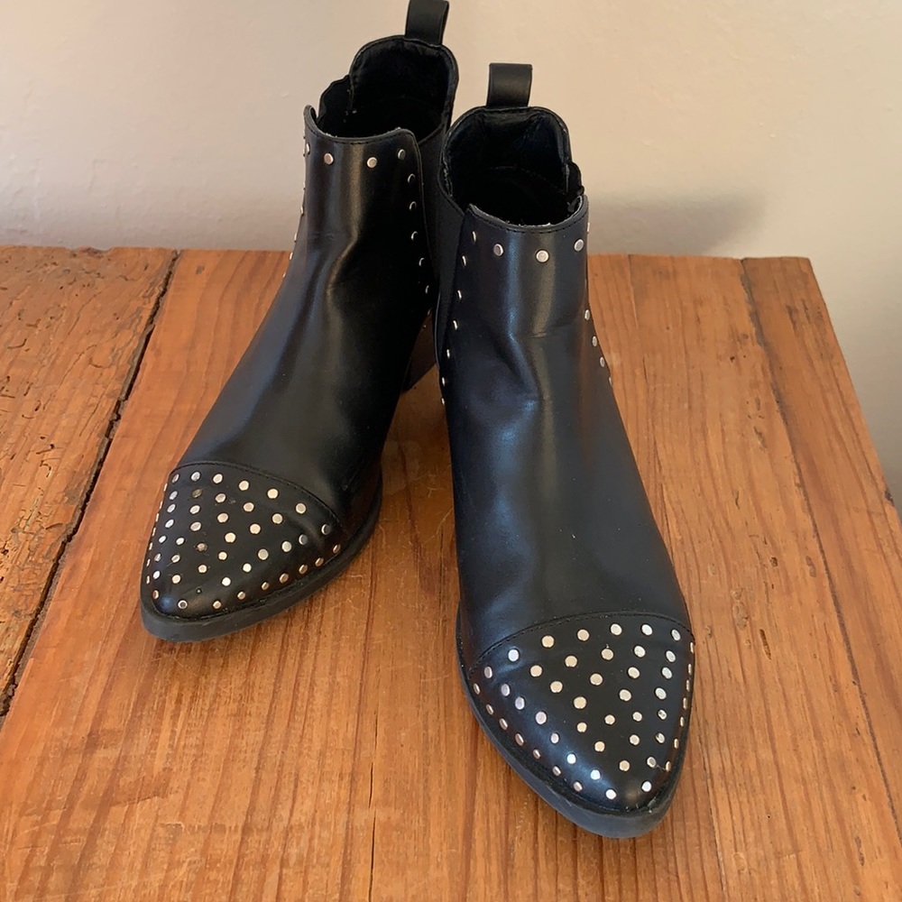DOLCE VITA ZYAN BLACK STUDDED BOOTIES